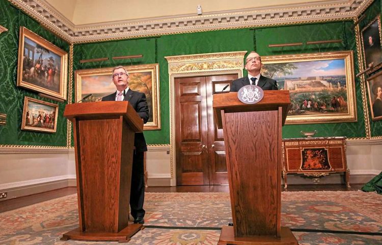 DUP-Vorsitzender Jeffrey Donaldson (li) und Chris Heaton-Harris (re.), Großbritanniens Minister für Nordirland.