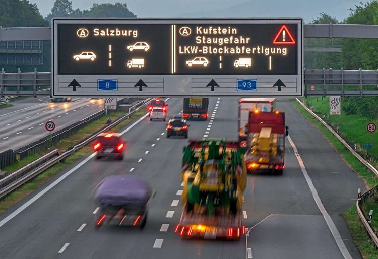 ´Kufstein Staugefahr LKW-Blockabfertigung» steht auf der Autobahn A8 in Bayern kurz vor dem Inntaldreieck Richtung Kufstein.