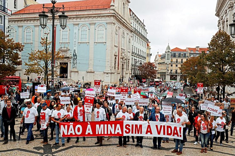 Gruppe von Protestierenden im portugiesischen Lissabon.