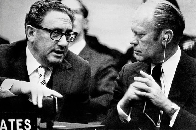 Henry Kissinger 1975 bei einer Nato-Tagung, gemeinsam mit dem damaligen US-Präsidenten Gerald Ford (rechts).