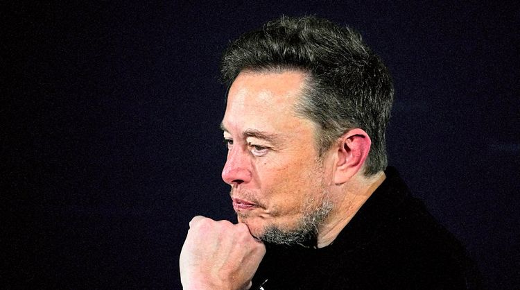 Elon Musk in Denkerpose.