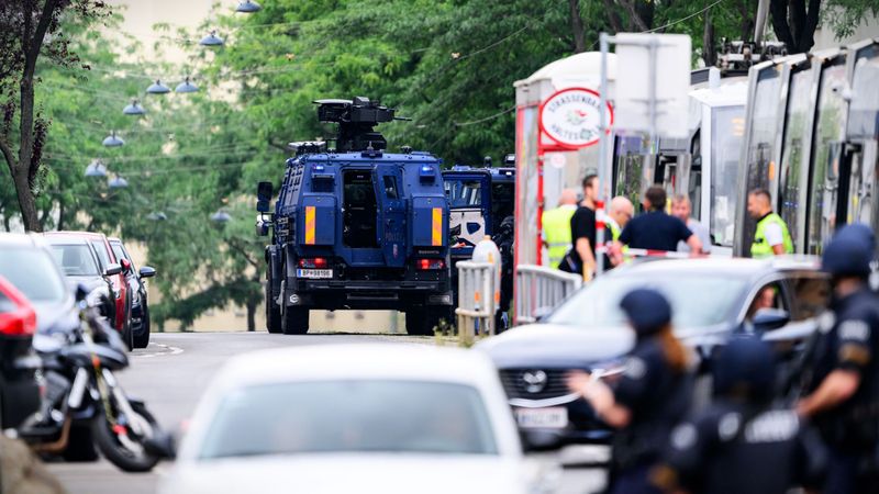 Polizei: Straßenbahn in Penzing mit Gegenstand "beschossen"