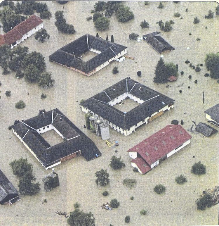 Bauernhäuser in Eizendorf im oberösterreichischen Machland unter Wasser, es war das Jahrhunderthochwasser von 2002