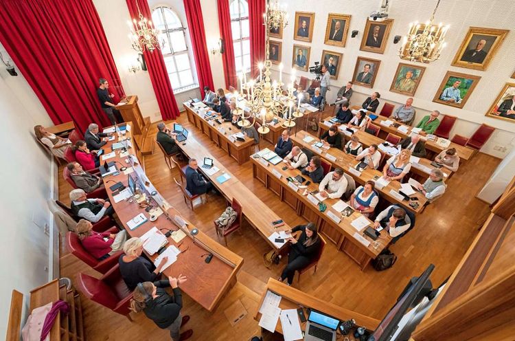 Blick auf den Sitzungssaal des Gemeinderats der Stadt Salzburg.