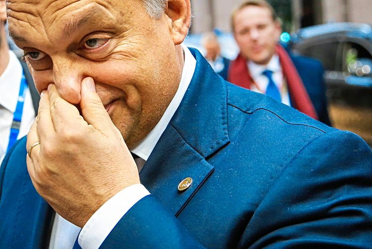 Viktor Orbán hält sich die Nase zu.