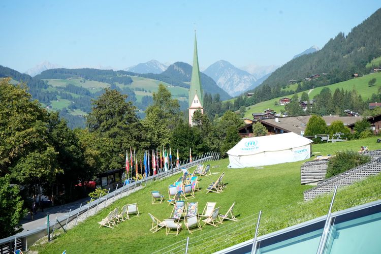 Ein Blick auf die Kirche in Alpbach.