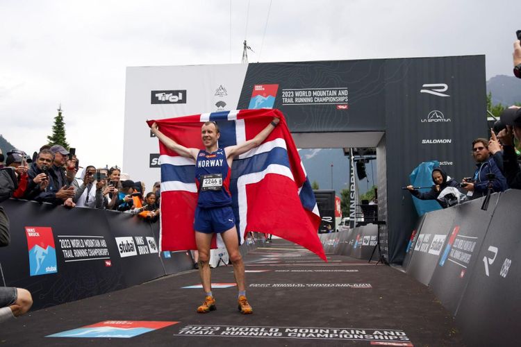 Ein Läufer mit norwegischer Flagge im Zielbereich