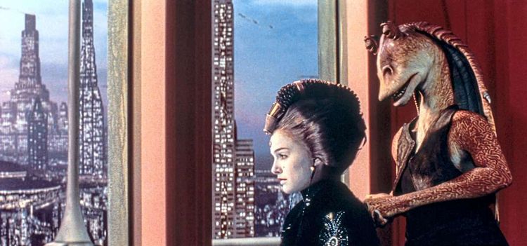 Der polarisierende Gungan Jar Jar Binks und Prinzessin Padmé. George Lucas wollte für diese Rolle unbedingt Natalie Portman.