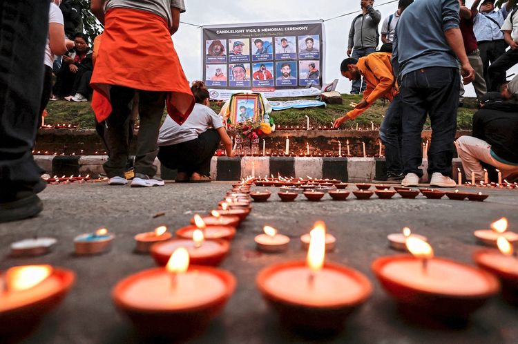 Eine Gruppe von Menschen hält eine Kerzenlicht-Mahnwache in Kathmandu, Nepal, am 4. August 2026, um Bergsteiger zu ehren, die bei einer Lawine am Broad Peak in Pakistan ums Leben kamen. Vor den Porträts der Verunglückten, darunter der berühmte britisch-nepalesische Bergsteiger Nirmal Purja, wurden Kerzen aufgestellt.