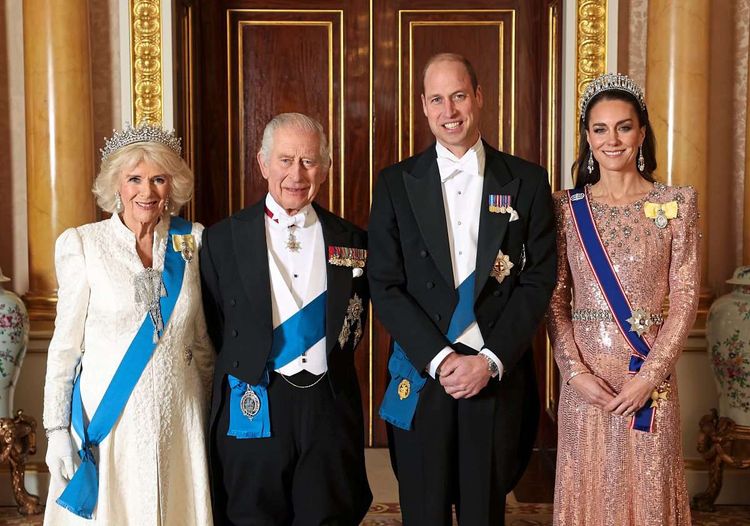 Königin Camilla, König Charles III, Prinz William und Kate, Prinzessin von Wales, für ein Foto im Buckingham Palace in London.