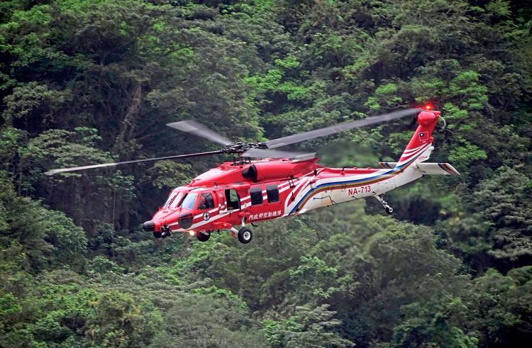 Hubschrauber über Waldgebiet.