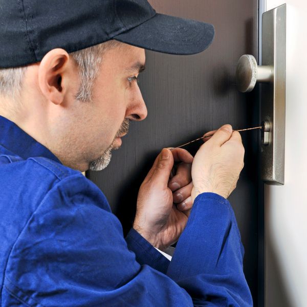 Ausgesperrt-Die-Nummern-auf-den-Pickerln-sollte-man-niemals-anrufen-