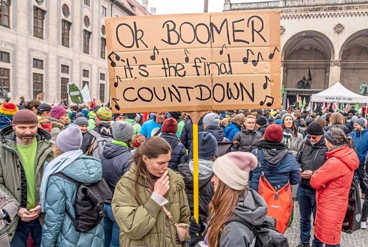 Demonstrierende halten ein Schild beim Klimastreik in München mit der Aufschrift 