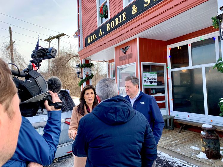 Im historischen Robie's Country Store in Hooksett wirbt Niki Haley (hier mit New Hampshires republikanischem Gouverneur Chris Sununu) um Wähler.