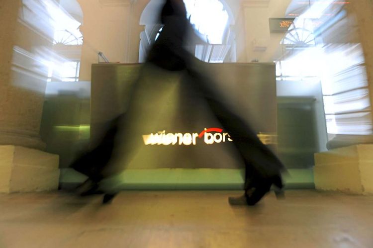 Eine Frau geht am Empfangstisch der Wiener Börse vorbei.