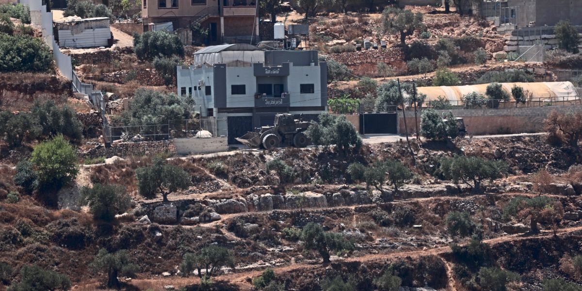 Israel's military forces besieged families in the West Bank to leave ...