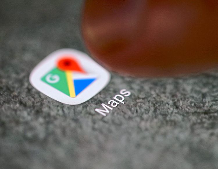 Das Google Maps Symbol auf einem Smartphone ist kurz davor, von einem User angetippt zu werden.