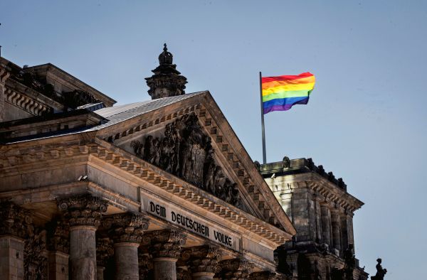 Merz-gegen-Regenbogenfahne-am-Parlament-Bundestag-ist-kein-Zirkuszelt-
