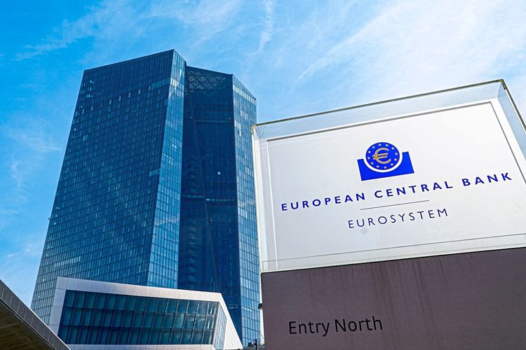 Das Gebäude der Europäischen Zentralbank, aufgenommen bei blauem Himmel.