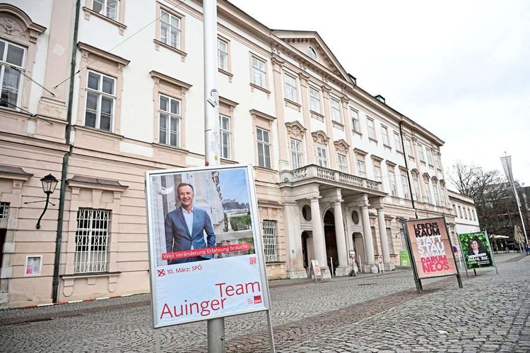 Schloss Mirabell in Salzburg mit Wahlplakaten davor.