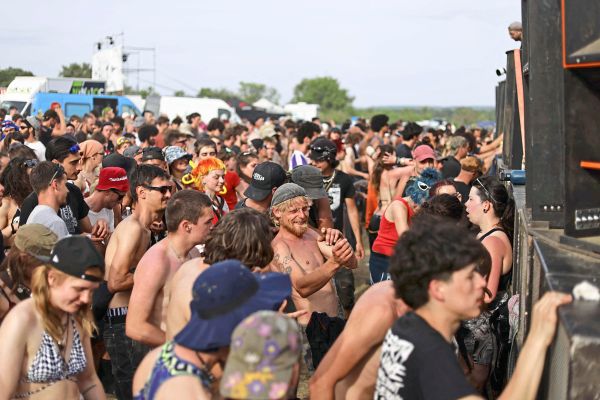 40-000-Menschen-bei-illegalem-Rave-auf-franz-sischem-Schie-platz