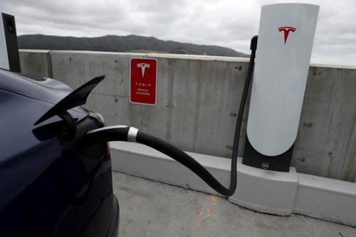 Elektroautos: Tesla stellt kostenlose Ladestationen für