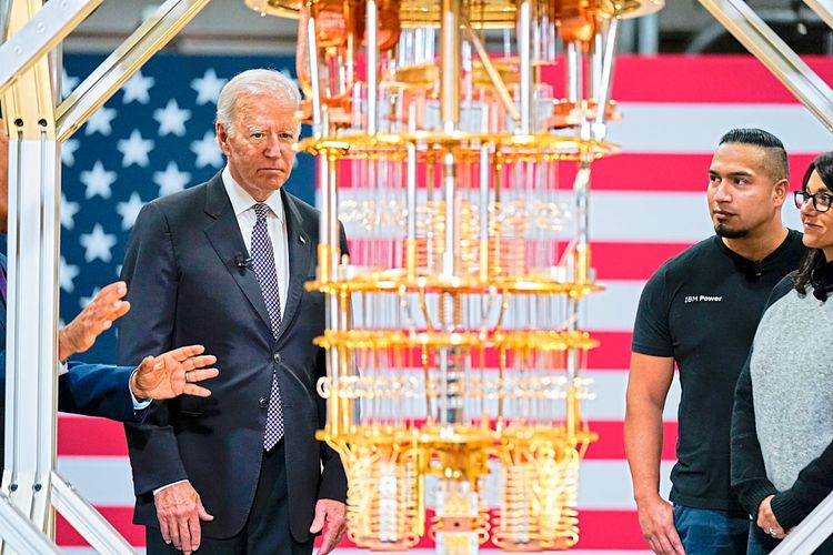 US-Präsident Joe Biden mit einem IBM-Quantencomputer