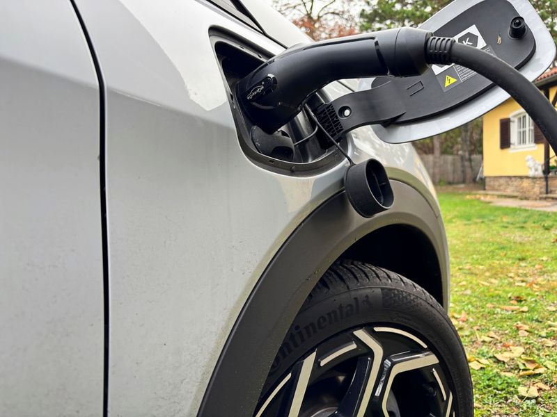 Erstmals mehr E-Autos und Hybride als Verbrenner neu zugelassen