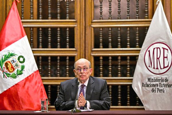 Au-en-und-Verteidigungsminister-in-Peru-zur-ckgetreten