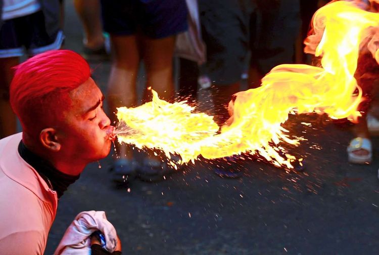 Ein philippinischer Tänzer performt in Manila mit Feuer um das neue Jahr zu markieren.
