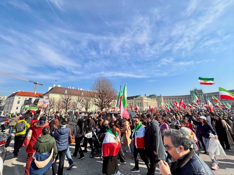 Iran-Demo in Wien: "Der Diktator ist tot, und wir feiern das"