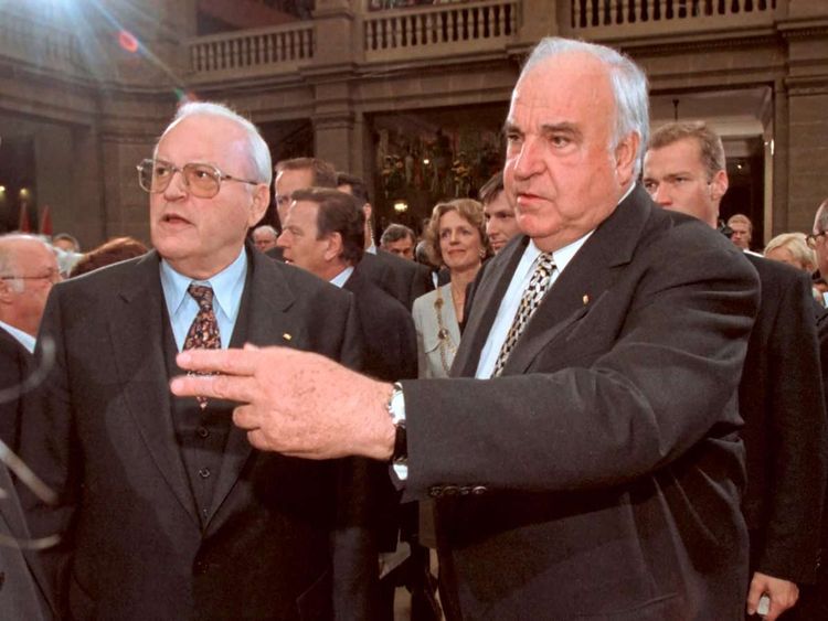 Helmut Kohl (re.), hier mit dem ehemaligen deutschen Bundespräsidenten Roman Herzog, hat die deutsche Politik jahrzehntelang geprägt. Das Foto wurde 1998 aufgenommen.
