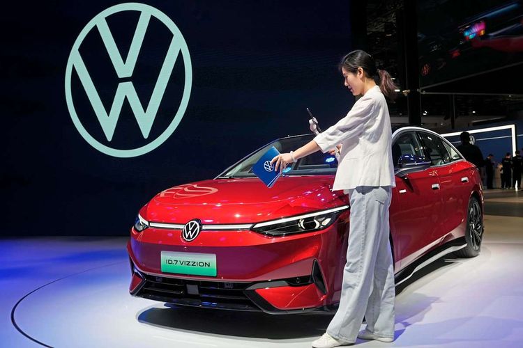 Das Bild zeigt den Volkswagen ID.7 Vizzion auf der Auto Shanghai Show 2023.