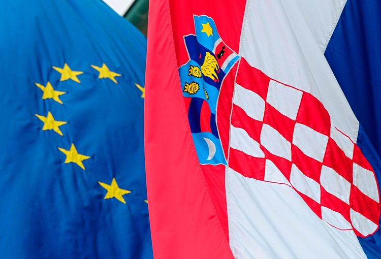 Kroatische und EU-Flagge