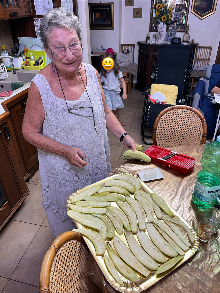 Nonna Rita und Melanzani in ihrer Küche in Neapel