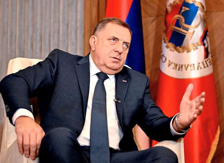 Milorad Dodik vor serbischer Fahne.