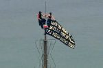 Paar klettert mit Friedensbotschaft auf Empire State Building Die zwei Kletterer enthüllten ein Plakat mit der Botschaft: "When the power of love beats the love of power the world knows peace". Ihre Aktion war nicht genehmigt