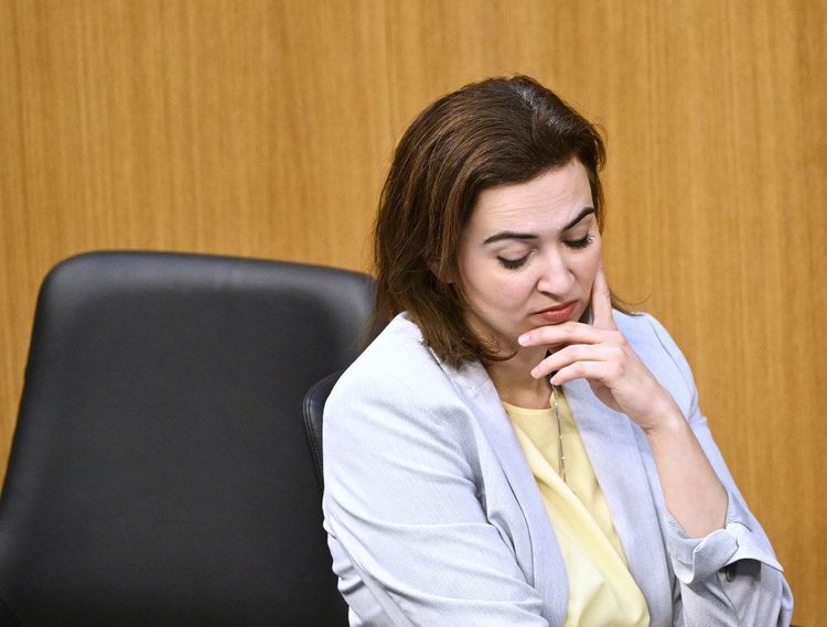 Justizministerin Alma Zadić blickt nachdenklich zu Boden