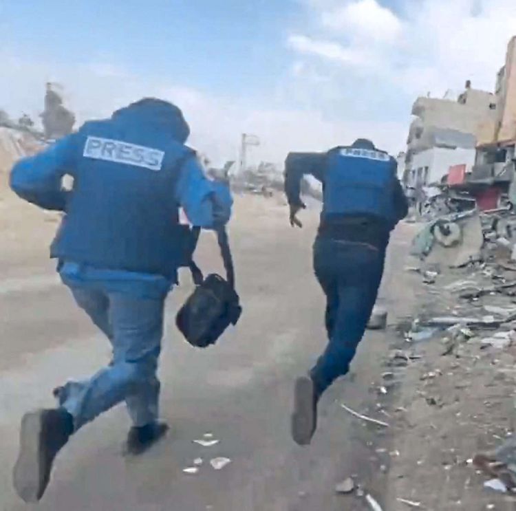 Journalisten in Gaza flüchten vor Explosionen.