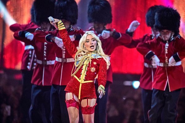 Sabrina-Carpenter-postet-nach-Kritik-von-Gott-genehmigtes-Albumcover