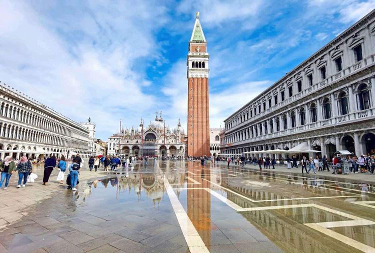 Venedig kämpft seit Jahren gegen Touristenanstürme und versucht immer wieder mit verschiedenen Strategien, den Massenandrang zu bewältigen.