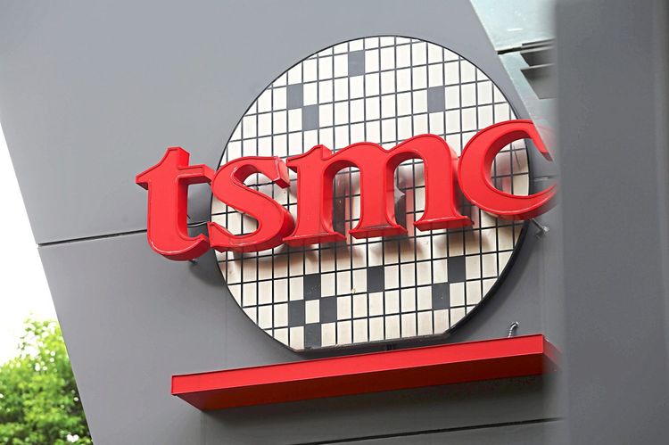 Das TSMC-Logo in roter Schrift.
