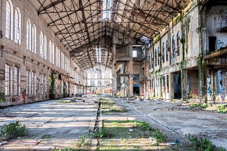 Eine verlassene Fabrikshalle.