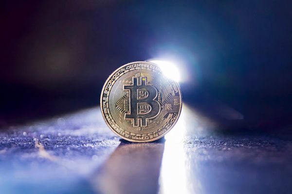 Bitcoin-beschleunigt-Rekordjagd-und-steigt-ber-122-000-US-Dollar