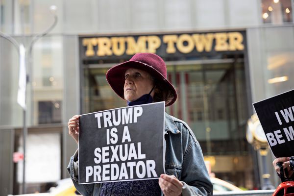 Epstein-beschuldigte-Trump-in-E-Mails-der-Mitwisserschaft-verbrachte-angeblich-Stunden-mit-Opfer