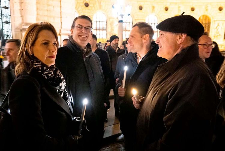 Kanzleramtsministerin Karoline Edtstadler (ÖVP), der Präsident der Israelitischen Kultusgemeinde Wien, Oskar Deutsch, Klubobmann Philip Kucher (SPÖ) und Wolfgang Sobotka (ÖVP) mit Kerzen in den Händen