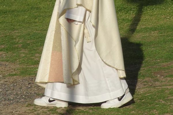 Papst-mit-Nike-Schuhen-Foto-von-Leo-XIV-geht-viral