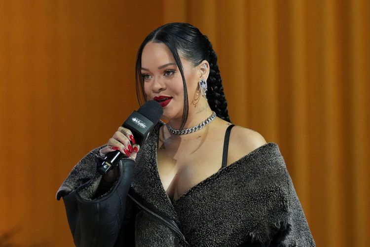 Rihanna Zeigt Babybauch Bei Super Bowl Auftritt Video Derstandard