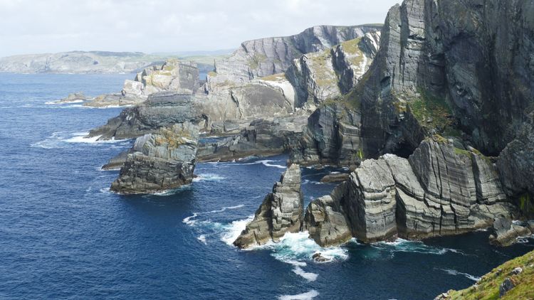 Diesen Sommer war ich mit meiner Freundin 3 Wochen in Irland. Die spektakulären Küsten haben uns sehr beeindruckt, ganz besonders Mizen Head, das im Foto zu sehen ist.