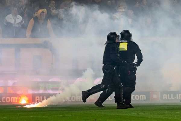 Jagdszenen-auf-dem-Rasen-Skandalspiel-in-zweiter-deutscher-Liga